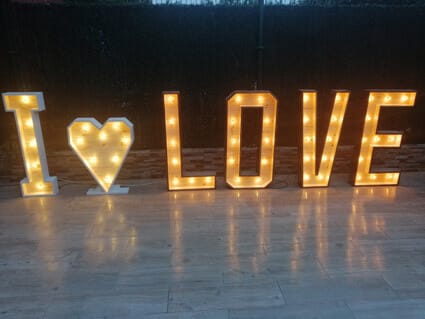 Alquiler de letras gigantes de madera y luz para bodas y eventos envio a toda españa letras de madera letras xxl